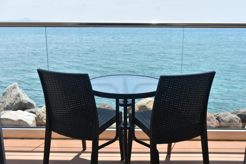 Deluxe Double Room with Balcony and Front Sea View image 2