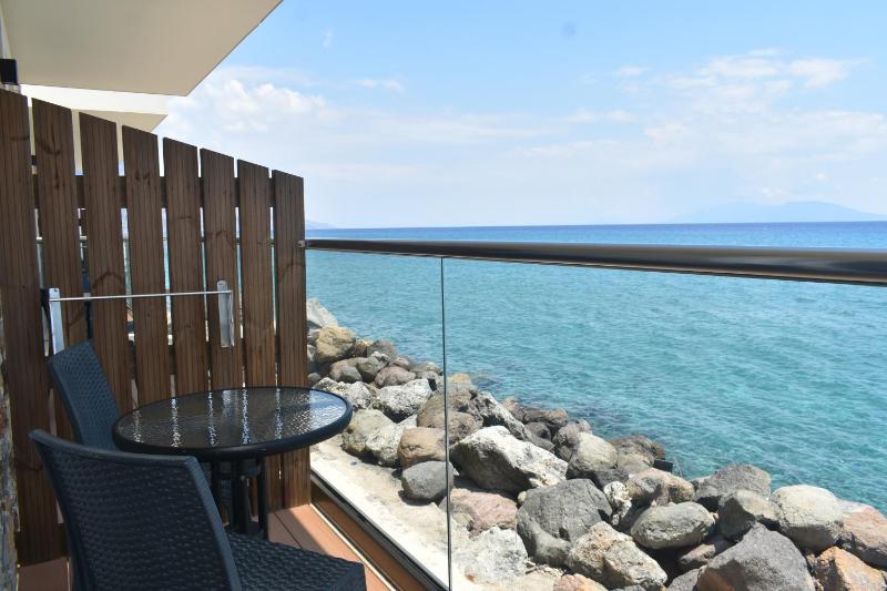 Deluxe Double Room with Balcony and Front Sea View image 3