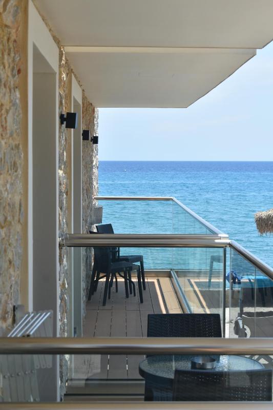 Deluxe Double Room with Side Sea View image 2