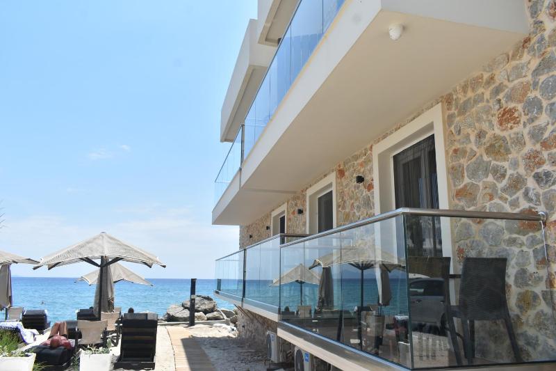 Deluxe Double Room with Side Sea View image 3