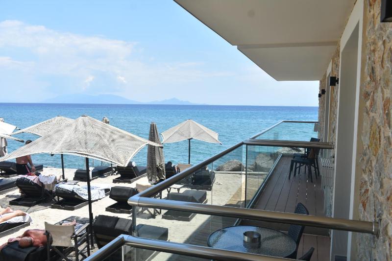Deluxe Double Room with Side Sea View image 4