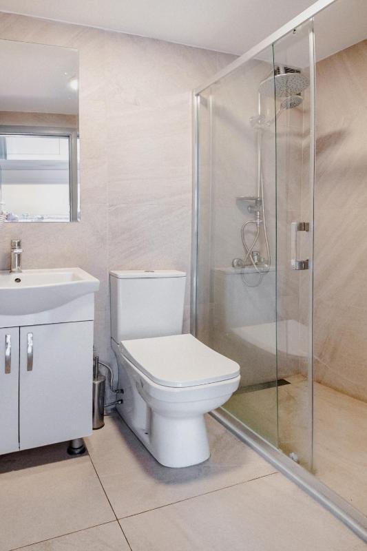 Bed in 8-Bed Mixed Dormitory Room image 4