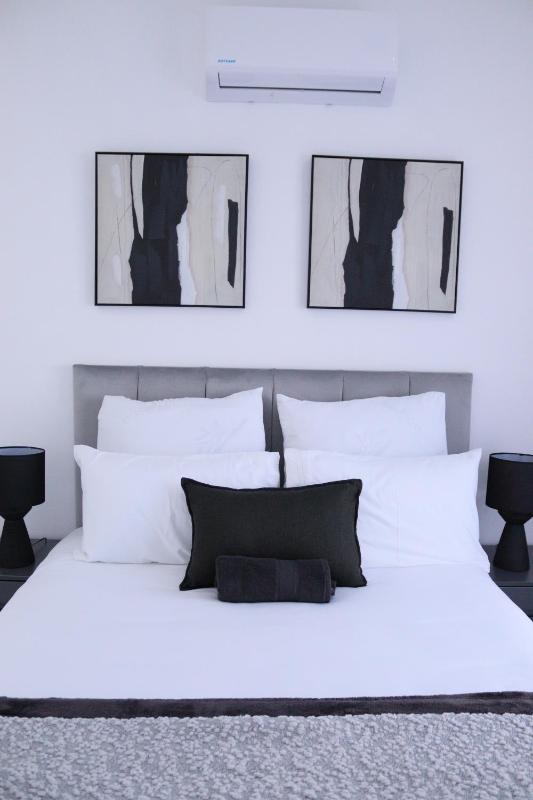 ThreeOn10 - Modern Luxury Apartment - image 11