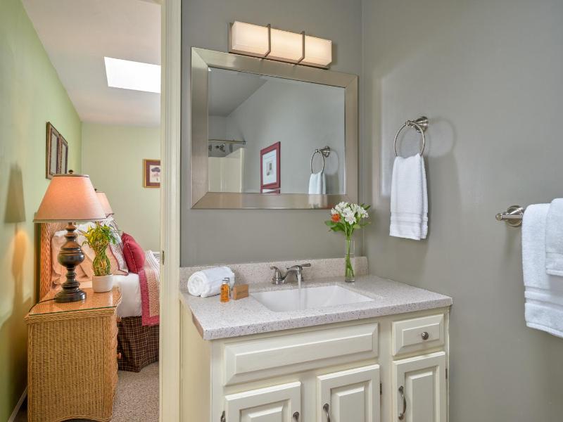 Deluxe Queen Room image 3