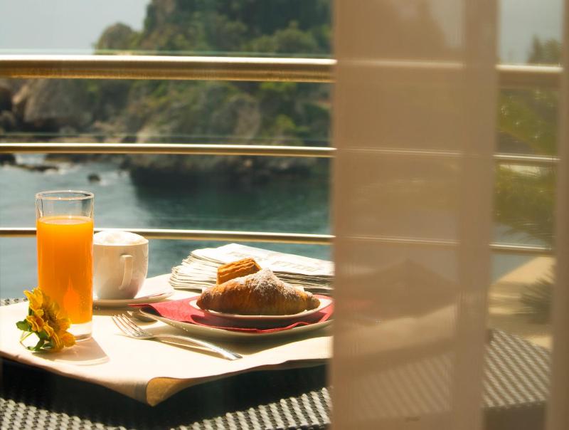 Triple Room with Sea View image 4