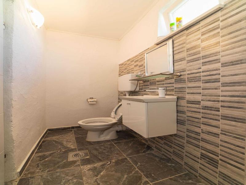 Tranquil and Stylish Apartment Kastel Novi - Studio Apartment with Garden - image 10