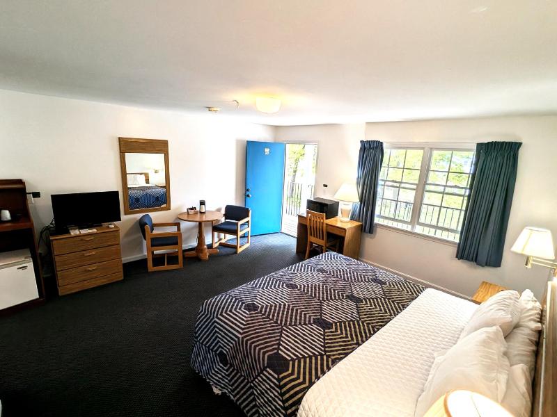 King Room image 3