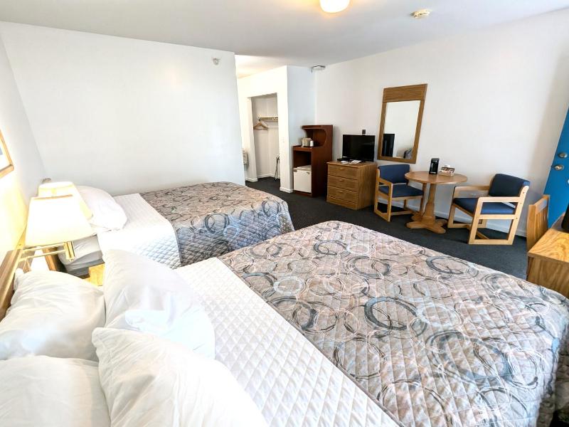 Queen Room with Two Queen Beds image 3