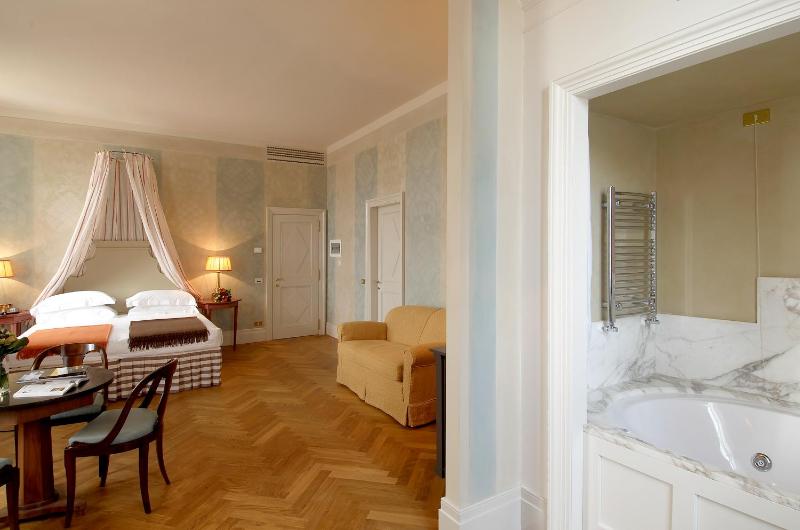 Deluxe Double or Twin Room with Spa Bath image 4