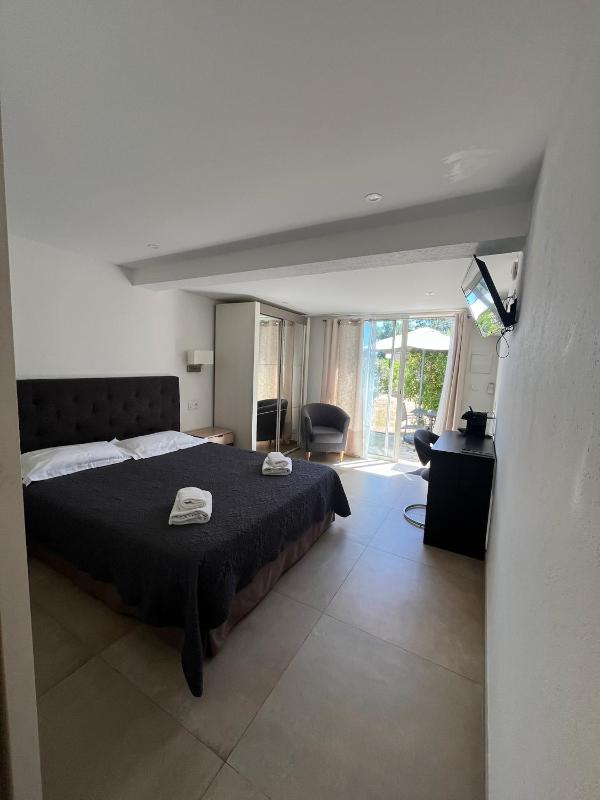 Double Room with Terrace image 3