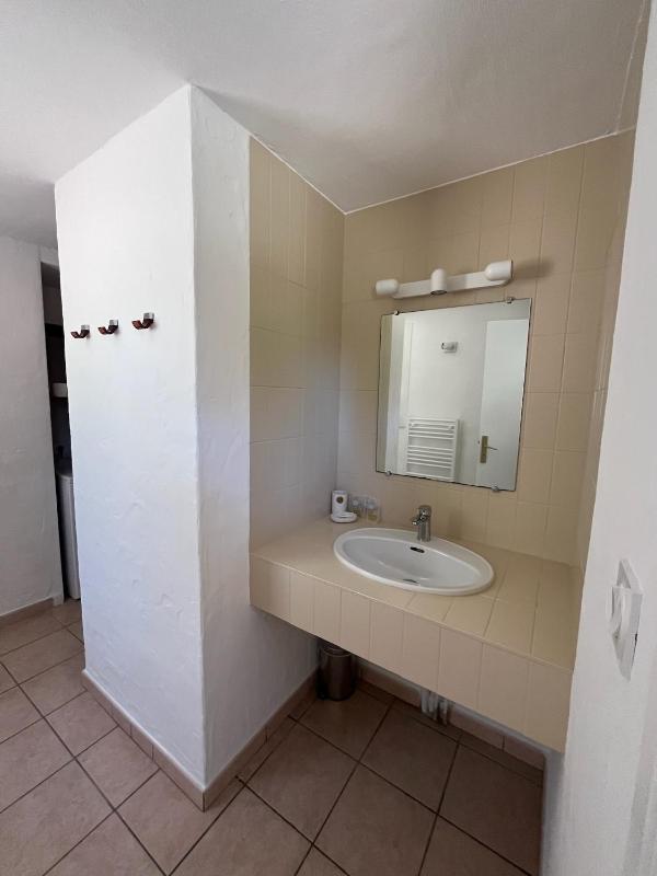 One-Bedroom Apartment image 4