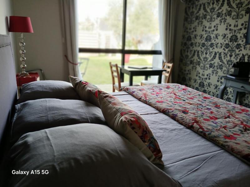 King Room with Garden View image 2