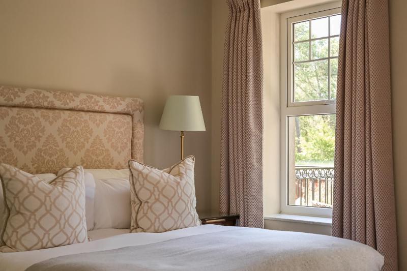 Queen Room with Balcony image 3