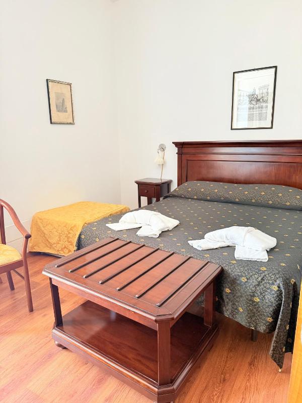 Double or Twin Room image 4