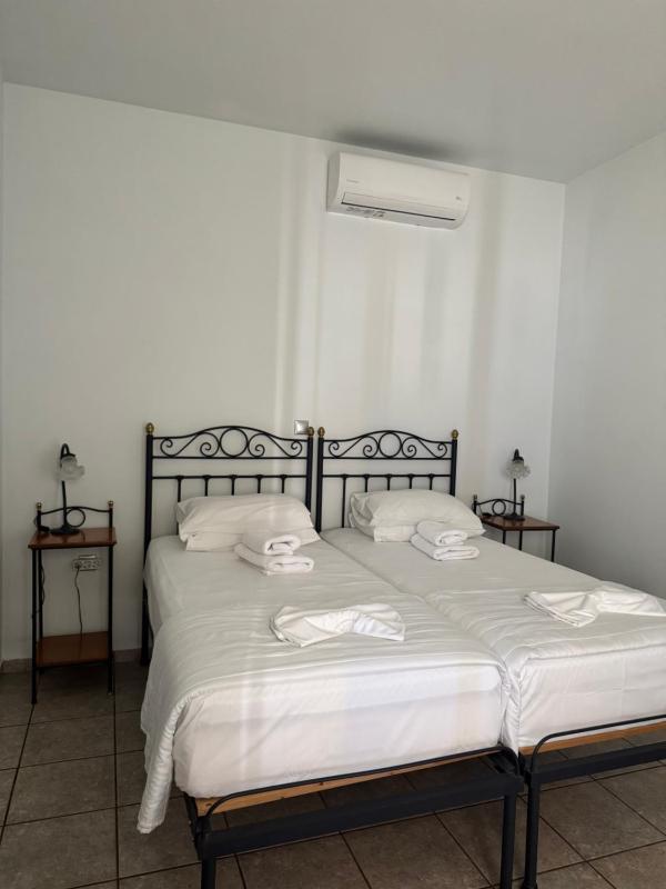 Economy Twin Room with Shared Terrace image 2