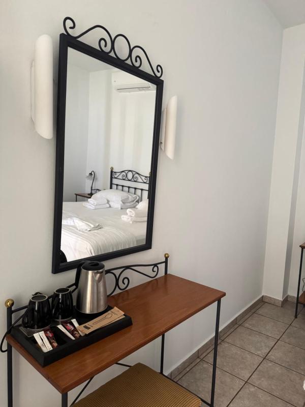 Economy Twin Room with Shared Terrace image 3