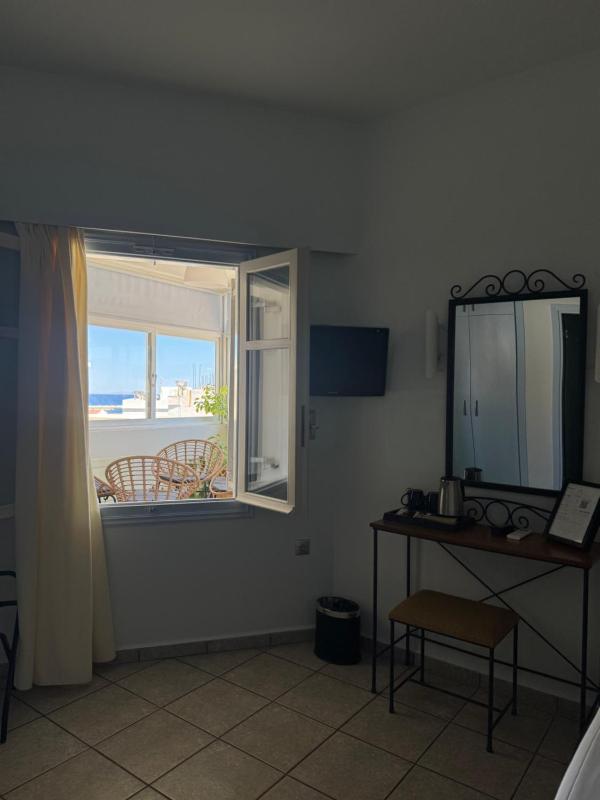 Economy Twin Room with Shared Terrace image 4