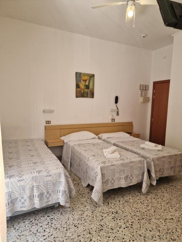Classic Single Room with Balcony image 4