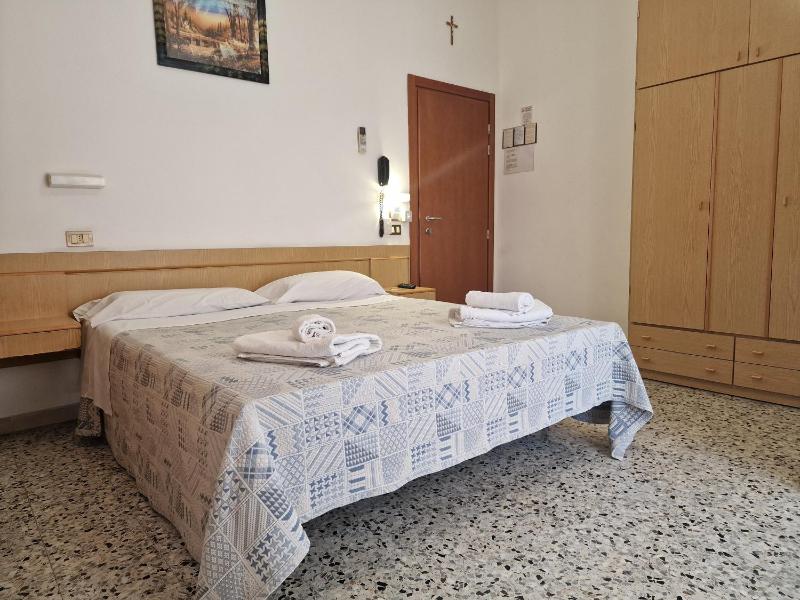 Double or Twin Room image 4