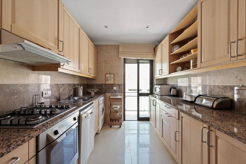 BmyGuest - Sesimbra Palames Beach & Pool Apartment - image 5