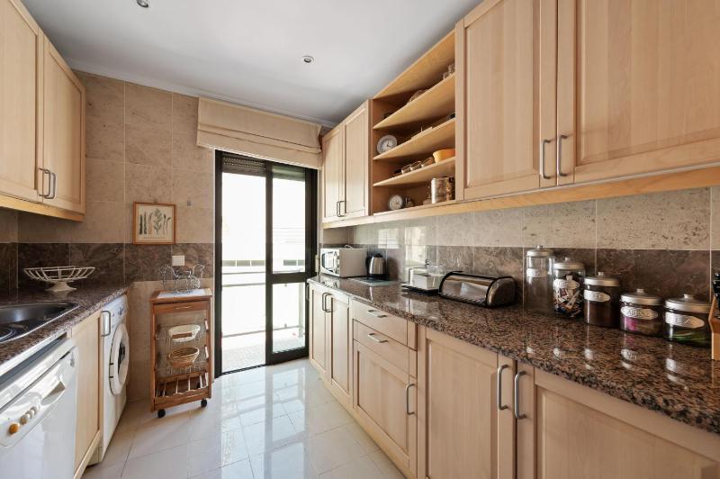 BmyGuest - Sesimbra Palames Beach & Pool Apartment - image 13