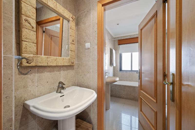 BmyGuest - Sesimbra Palames Beach & Pool Apartment - image 14