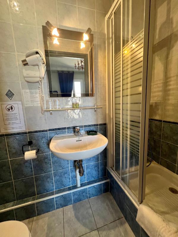 Double Room with Balcony image 2