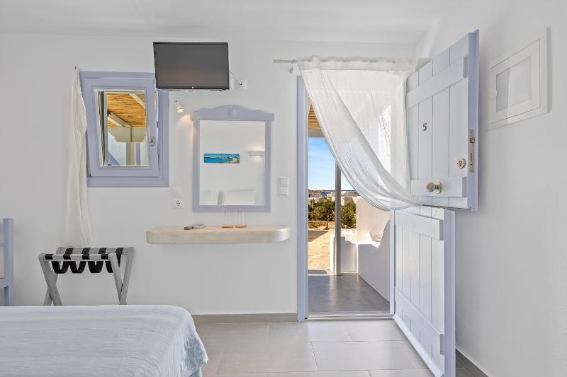 Deluxe Double Room with Balcony and Sea View image 4