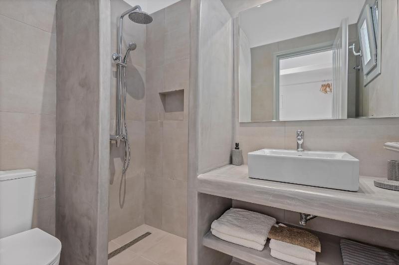 Deluxe Double Room - Minimal with Balcony  image 4