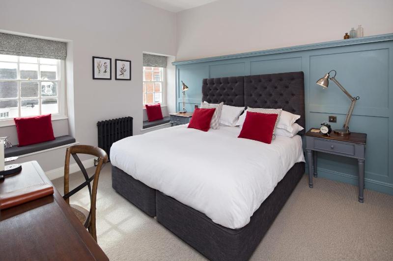 Classic Double Room image 2