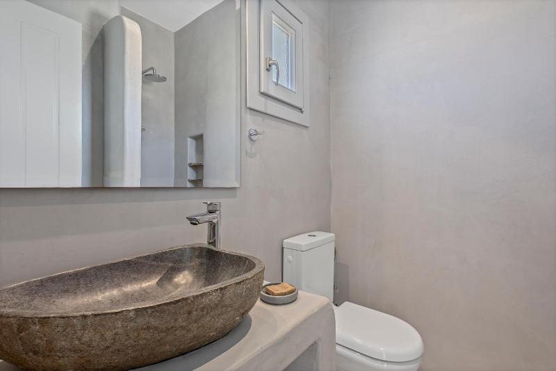 Deluxe Double Room - Minimal with Balcony  image 2