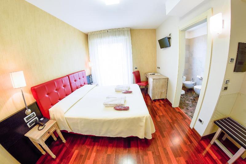 Double Room with Balcony image 3