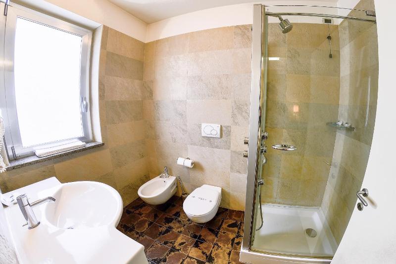 Double Room with Balcony image 2