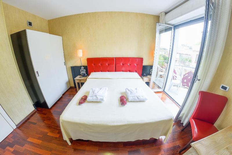 Double Room with Balcony image 4