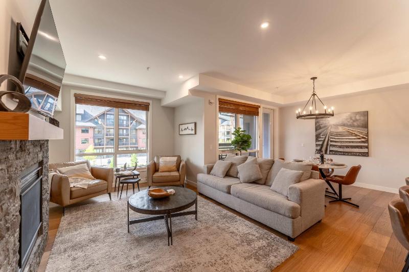 Modern Mountain Oasis Top floor 2 level 2bd - image 38