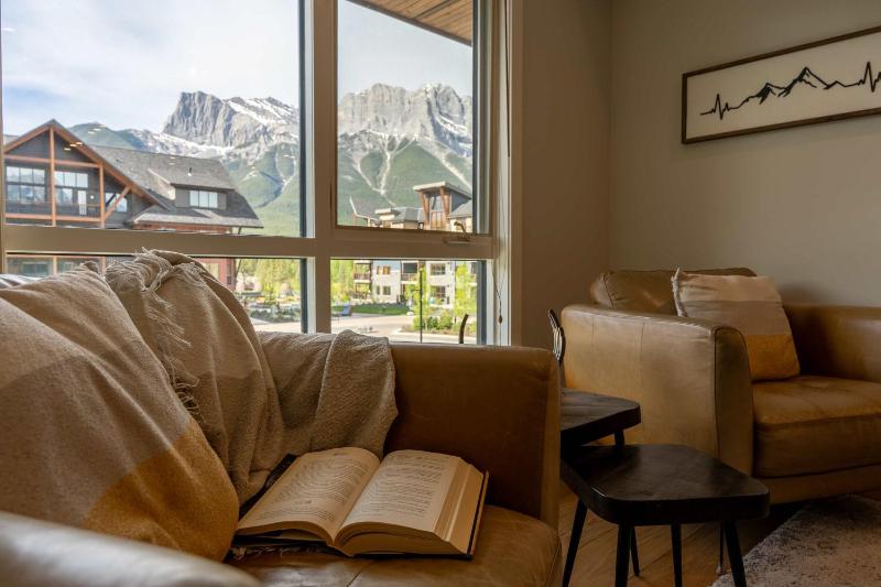 Modern Mountain Oasis Top floor 2 level 2bd - image 3