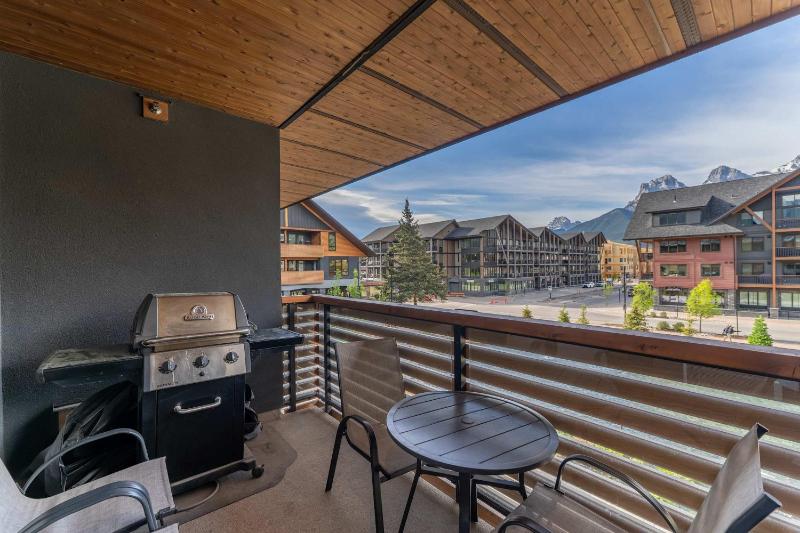 Modern Mountain Oasis Top floor 2 level 2bd - image 10
