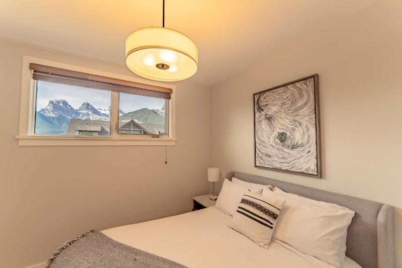 Modern Mountain Oasis Top floor 2 level 2bd - image 14