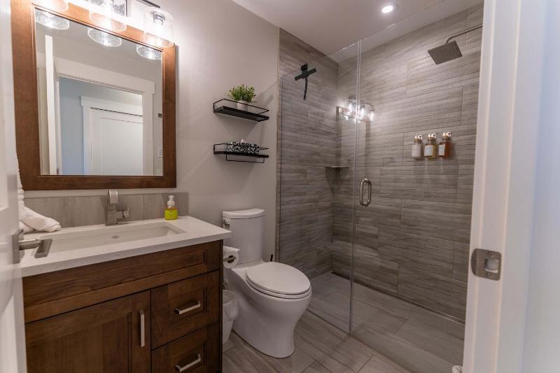 Modern Mountain Oasis Top floor 2 level 2bd - image 37