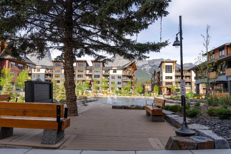 Modern Mountain Oasis Top floor 2 level 2bd - image 8