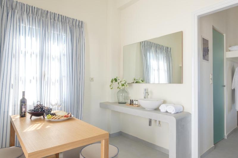 Junior Suite with Terrace and Sea View image 4