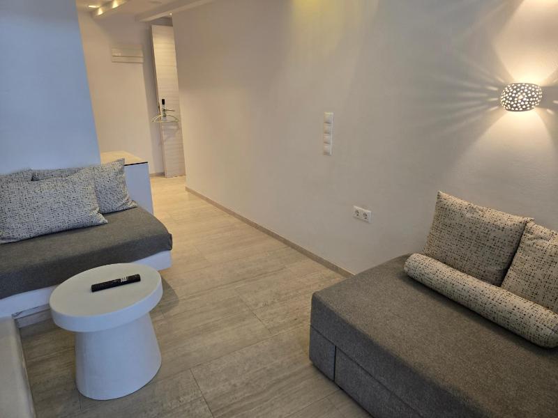 Maisonette with Pool View image 2