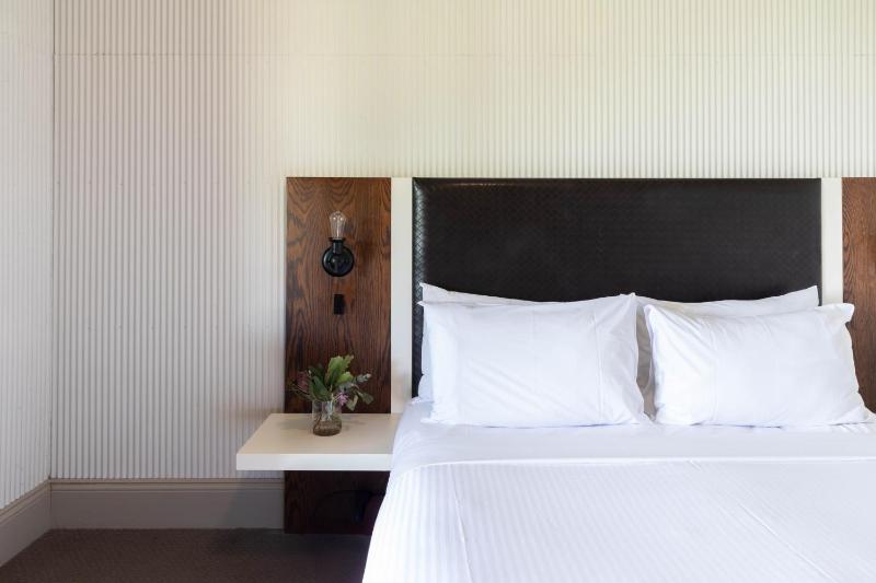 Heritage Queen Room image 3