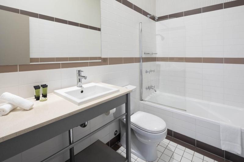 Heritage Queen Room image 4