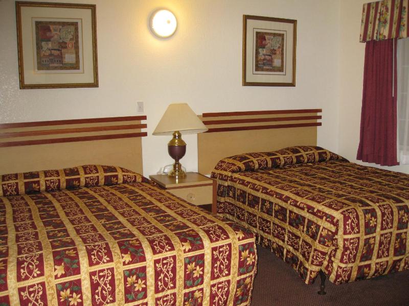 Deluxe Queen Room with Two Queen Beds and Spa Bath image 3