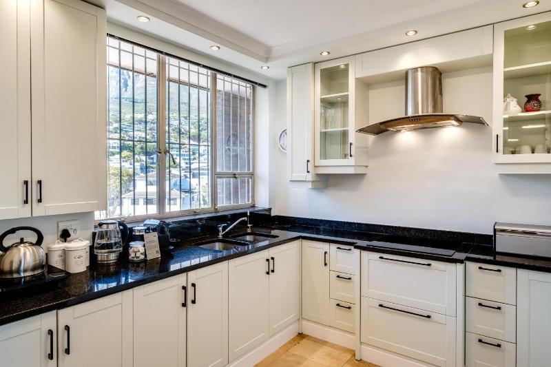 Camps Bay Beachside 2bed w Sea View Cloud 9 - image 3