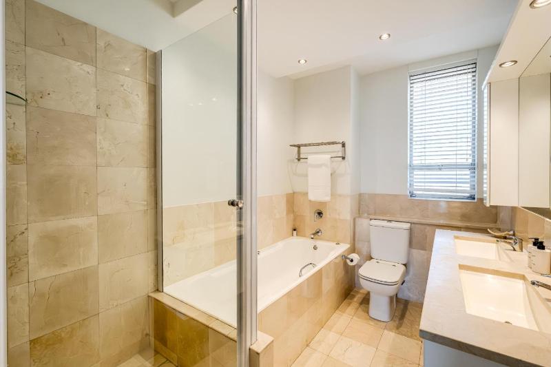 Camps Bay Beachside 2bed w Sea View Cloud 9 - image 13