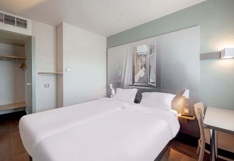 Twin Room image 4