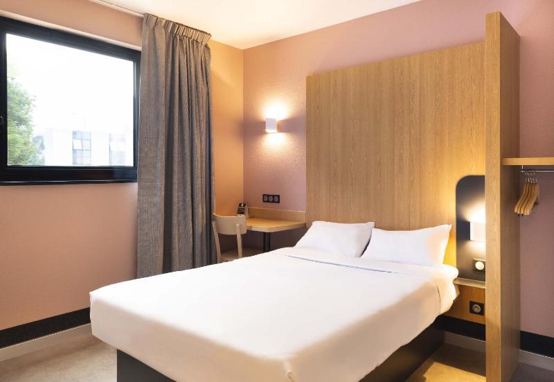 Standard Double Room image 4