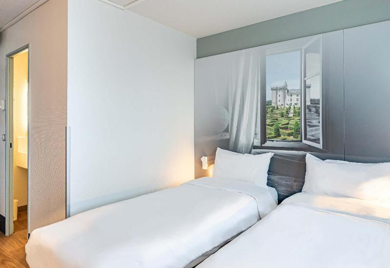 Twin Room image 4